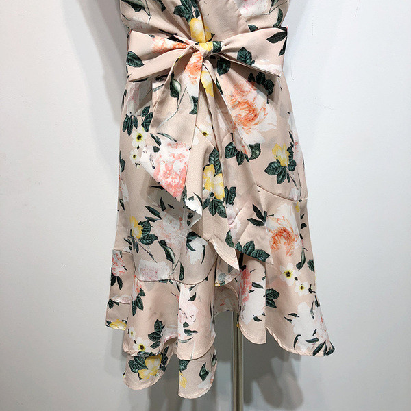 Rochie cu decolteu în V adânc și bretele subțiri