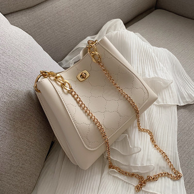 Geanta de dama din piele cu maner metalic in trei culori