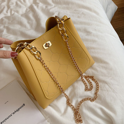 Geanta de dama din piele cu maner metalic in trei culori