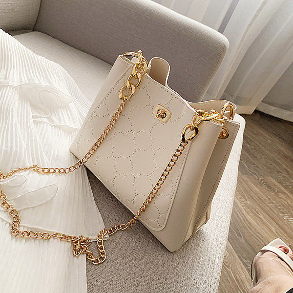 Geanta de dama din piele cu maner metalic in trei culori