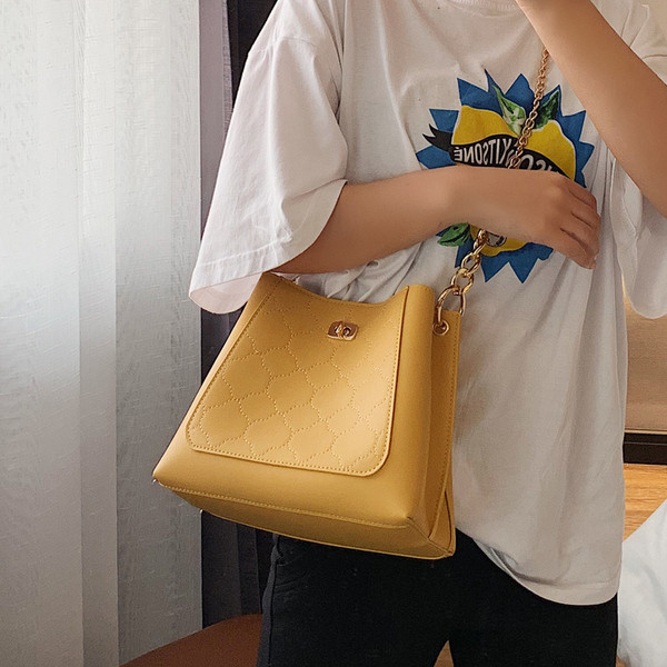 Geanta de dama din piele cu maner metalic in trei culori