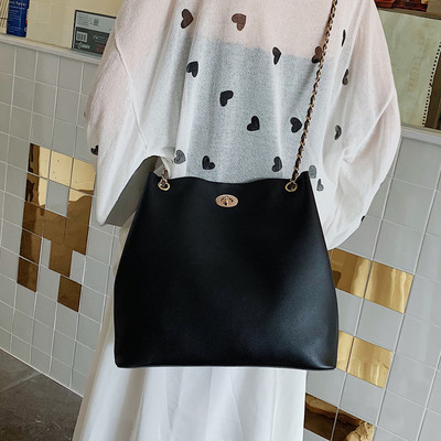 Дамска чанта с метално закопчаване в три цвята