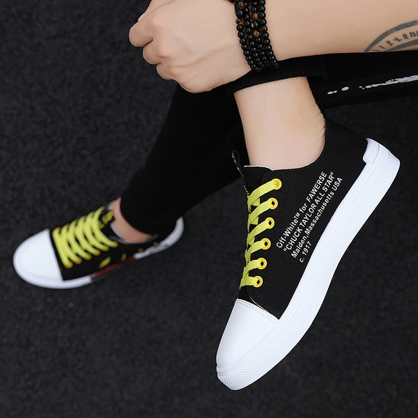 Tenisi de bărbați actuali în două culori cu inscripții