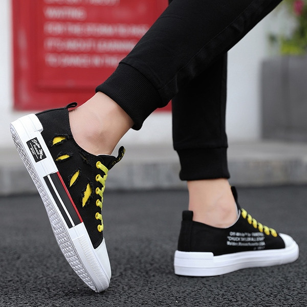 Tenisi de bărbați actuali în două culori cu inscripții