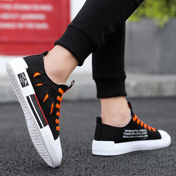 Tenisi de bărbați actuali în două culori cu inscripții