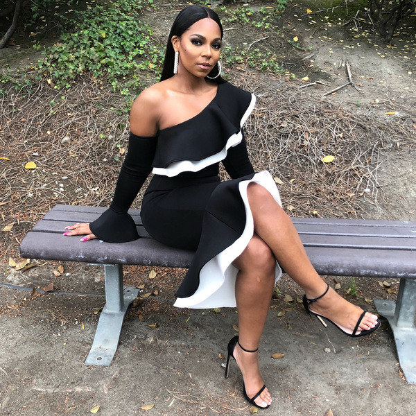 Rochie modernă de damă cu mâneci lungi de culoare neagră