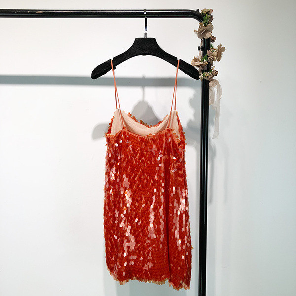 Къса червена рокля с пайети и тънки презрамки