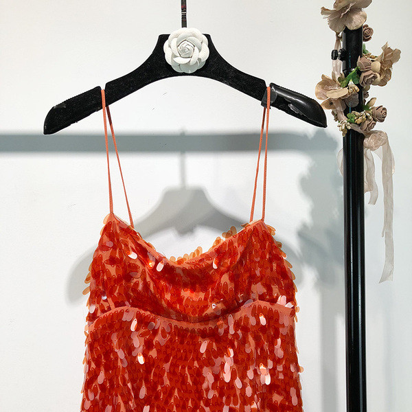 Къса червена рокля с пайети и тънки презрамки