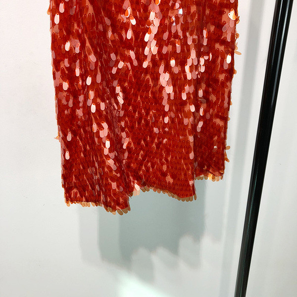 Къса червена рокля с пайети и тънки презрамки