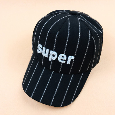 Palarie pentru copii cu vizor si broderie colorata in mai multe culori