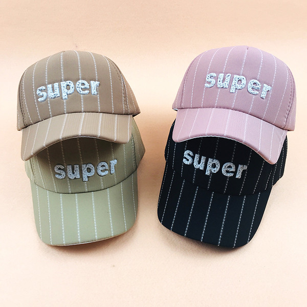 Palarie pentru copii cu vizor si broderie colorata in mai multe culori