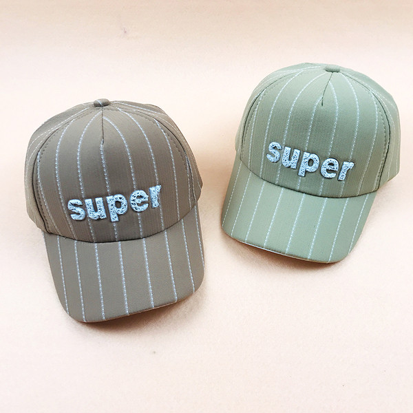 Palarie pentru copii cu vizor si broderie colorata in mai multe culori