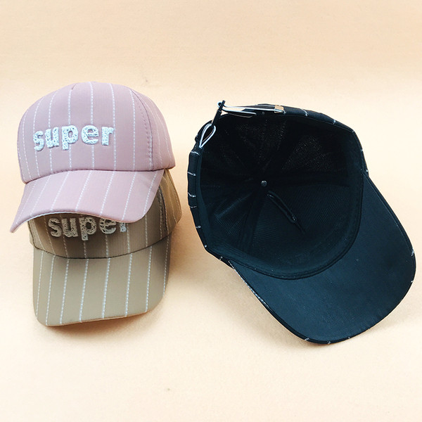 Palarie pentru copii cu vizor si broderie colorata in mai multe culori