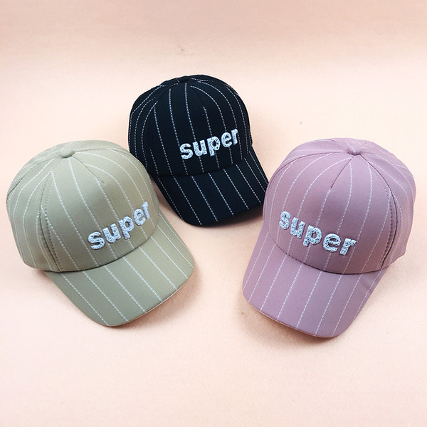 Palarie pentru copii cu vizor si broderie colorata in mai multe culori