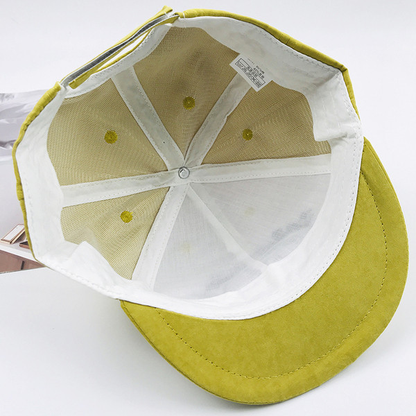 Palarii pentru copii cu broderie si vizor in mai multe culori