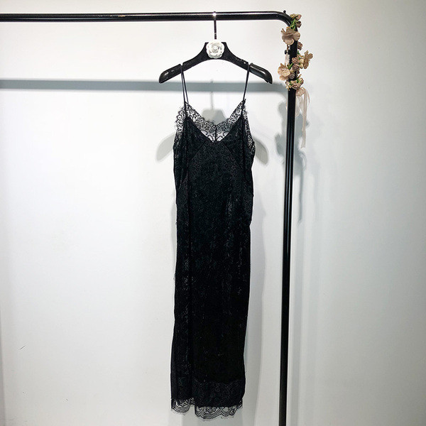 Rochie neagra lunga moderna cu bretele subtiri si dantela