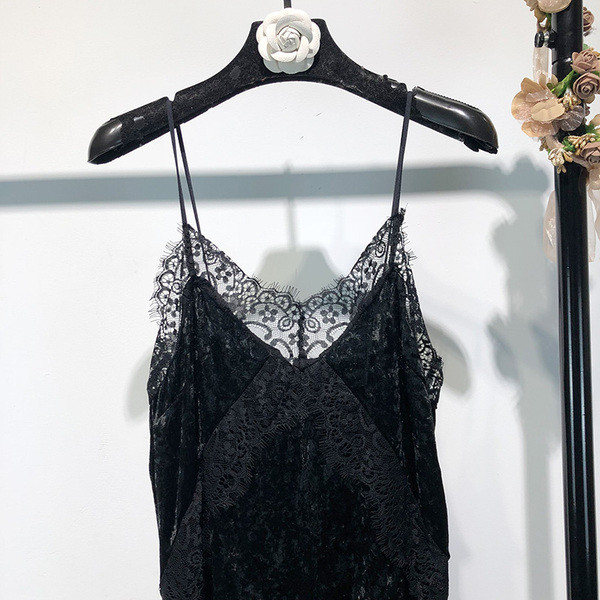 Rochie neagra lunga moderna cu bretele subtiri si dantela