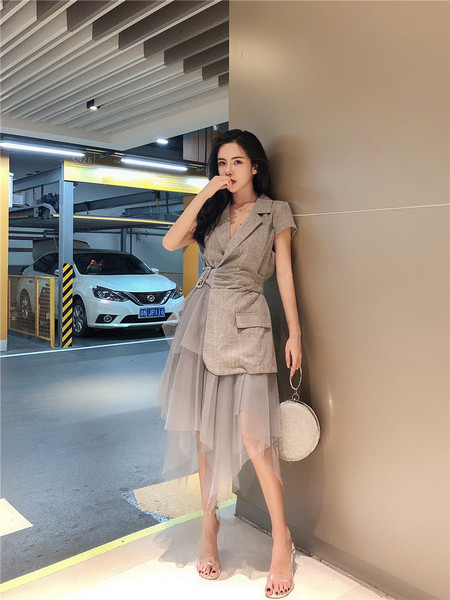 Rochie moderna de dama cu decolteu in V si tul