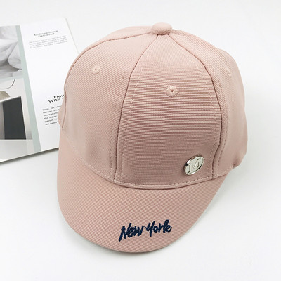 Pălărie pentru copii cu vizor și inscripție în mai multe culori