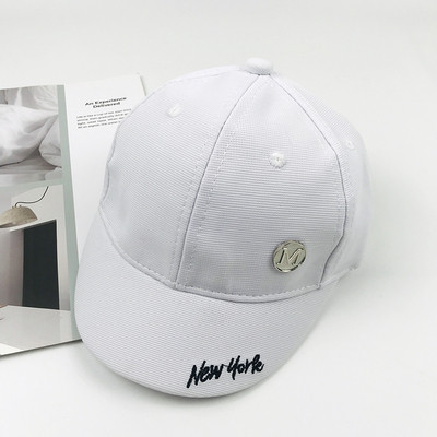 Pălărie pentru copii cu vizor și inscripție în mai multe culori