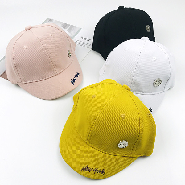 Pălărie pentru copii cu vizor și inscripție în mai multe culori