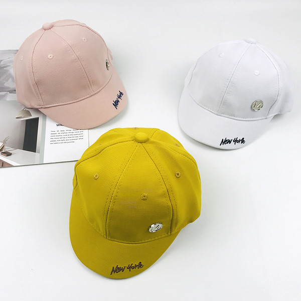 Pălărie pentru copii cu vizor și inscripție în mai multe culori