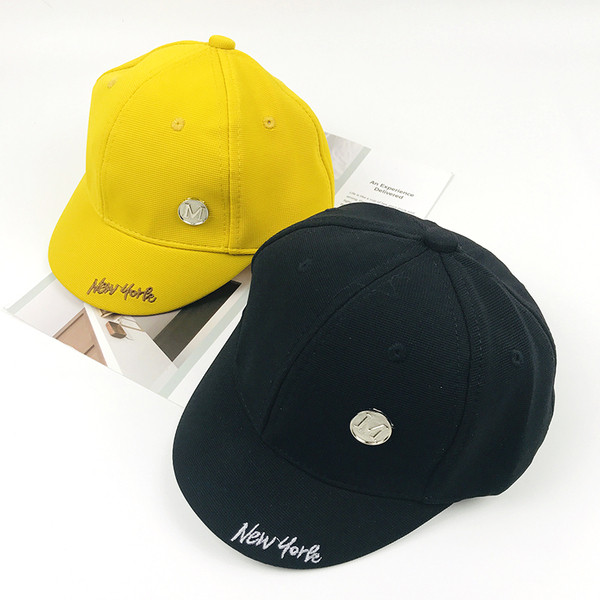 Pălărie pentru copii cu vizor și inscripție în mai multe culori