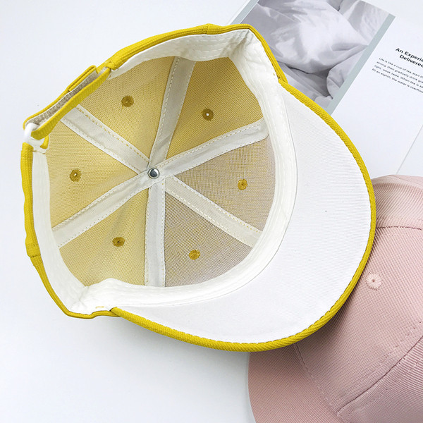 Pălărie pentru copii cu vizor și inscripție în mai multe culori