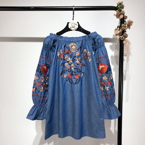 Rochie de dama cu umerii goi si maneci lungi in albastru cu broderie