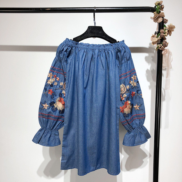 Rochie de dama cu umerii goi si maneci lungi in albastru cu broderie