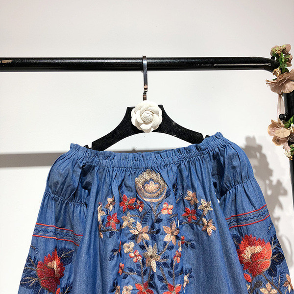 Rochie de dama cu umerii goi si maneci lungi in albastru cu broderie