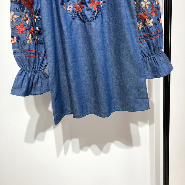 Rochie de dama cu umerii goi si maneci lungi in albastru cu broderie