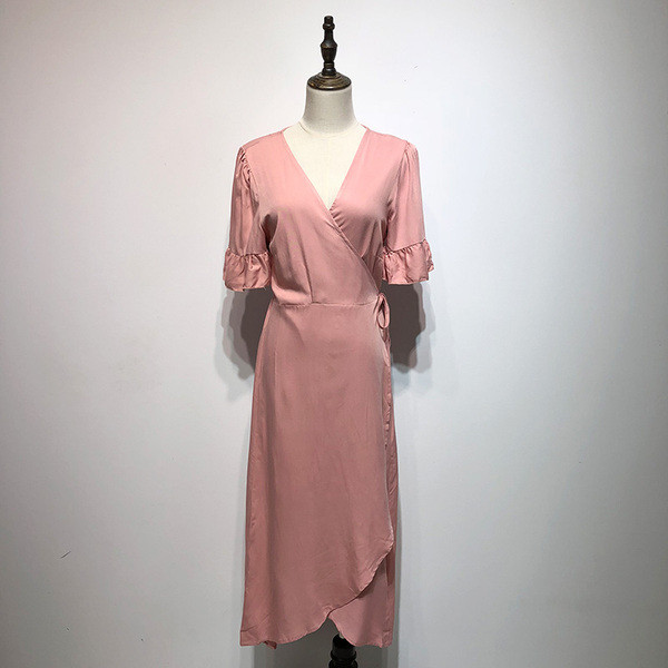 Rochie cu decolteu în V adânc și mâneci lotus scurte în roz