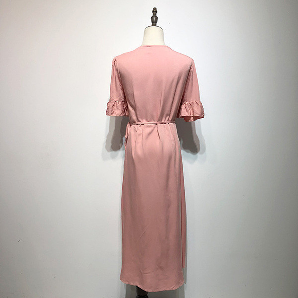 Rochie cu decolteu în V adânc și mâneci lotus scurte în roz