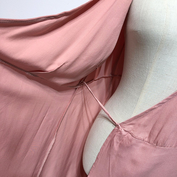 Rochie cu decolteu în V adânc și mâneci lotus scurte în roz