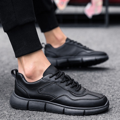 Tenisi actuali pentru bărbați în alb-negru