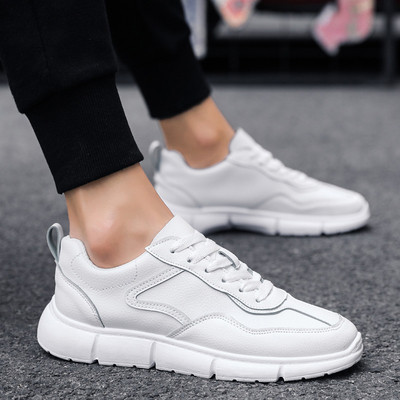 Tenisi actuali pentru bărbați în alb-negru