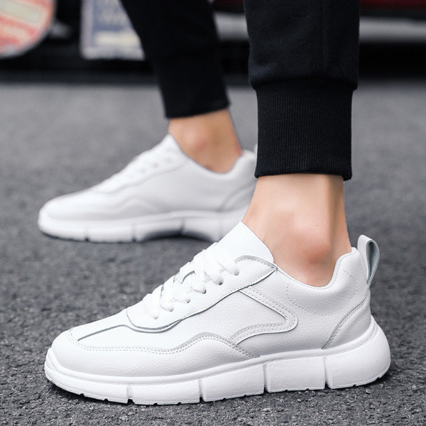 Tenisi actuali pentru bărbați în alb-negru