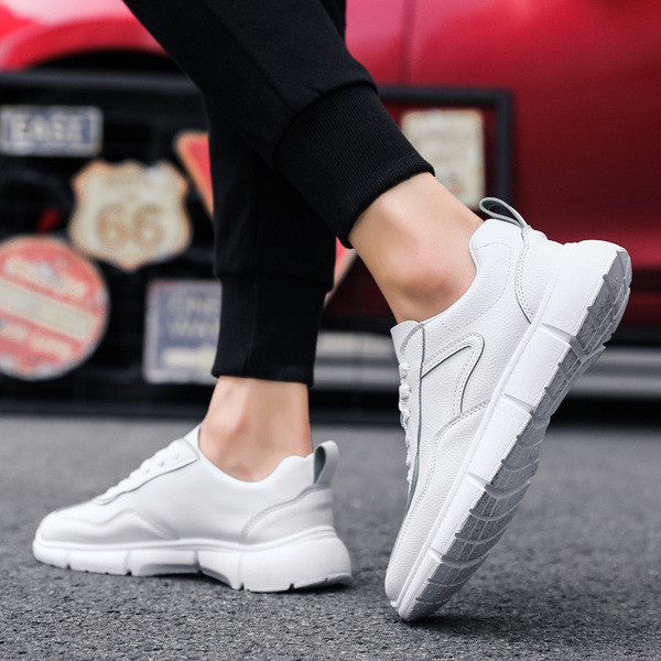 Tenisi actuali pentru bărbați în alb-negru