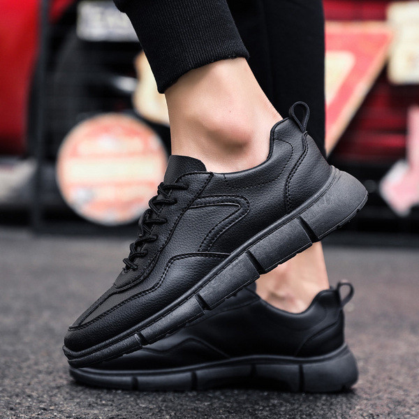 Tenisi actuali pentru bărbați în alb-negru