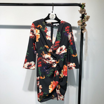 Rochie cu decolteu în V adânc și mâneci 3/4 cu model floral