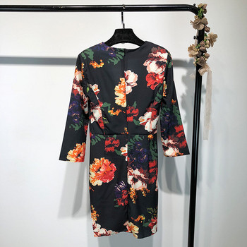 Rochie cu decolteu în V adânc și mâneci 3/4 cu model floral