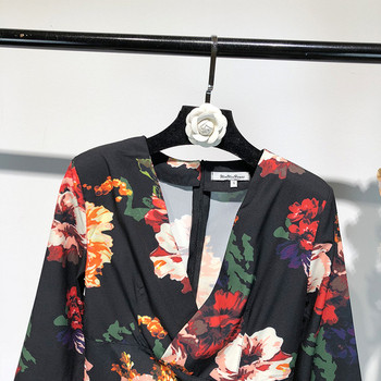 Rochie cu decolteu în V adânc și mâneci 3/4 cu model floral