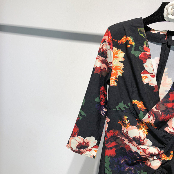 Rochie cu decolteu în V adânc și mâneci 3/4 cu model floral