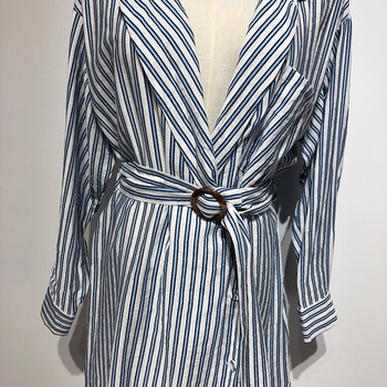 Rochie cu dungi cu decolteu în V adânc și mâneci lungi