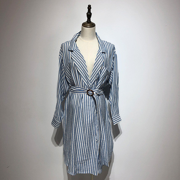 Rochie cu dungi cu decolteu în V adânc și mâneci lungi