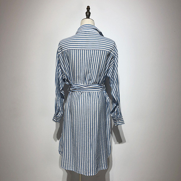 Rochie cu dungi cu decolteu în V adânc și mâneci lungi