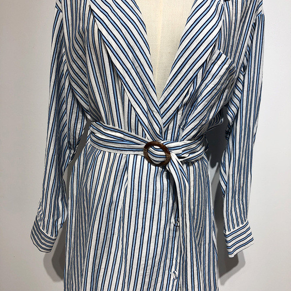 Rochie cu dungi cu decolteu în V adânc și mâneci lungi