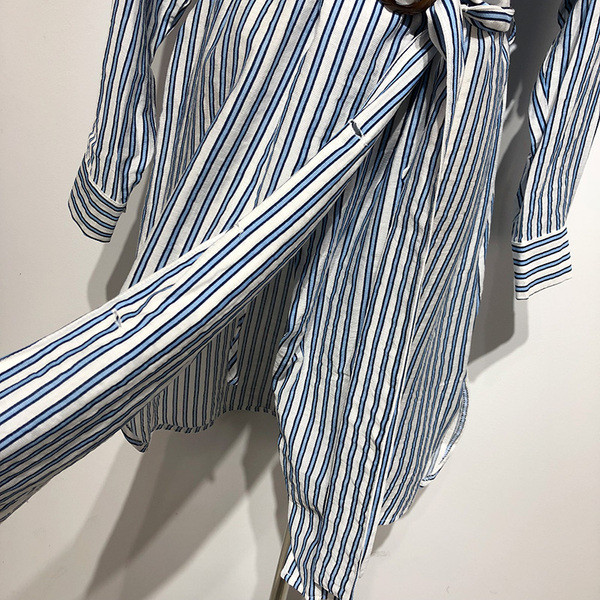 Rochie cu dungi cu decolteu în V adânc și mâneci lungi