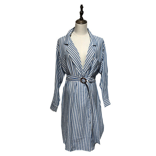 Rochie cu dungi cu decolteu în V adânc și mâneci lungi